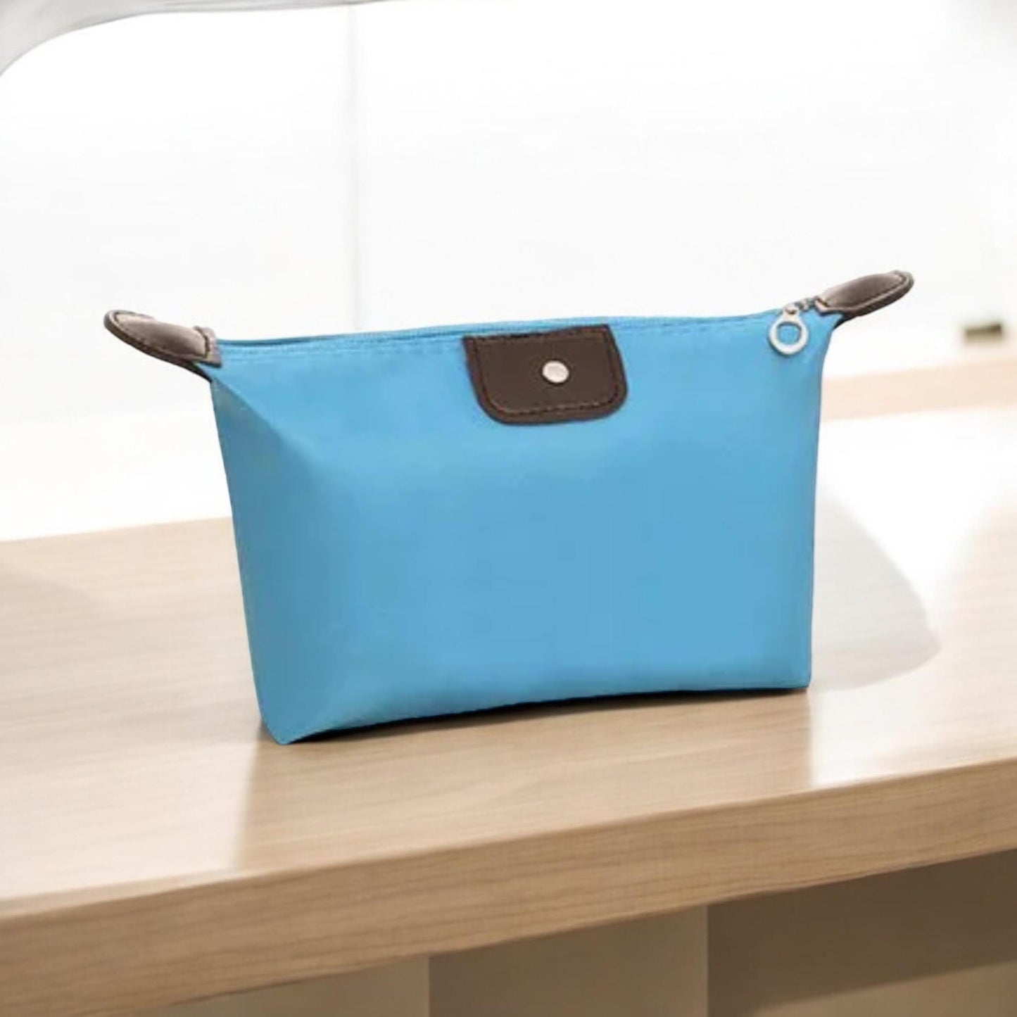 Soft to the touch, this children's pencil case is perfect for storing pens and pencils. Durable, cute, and easy to carry—ideal for school