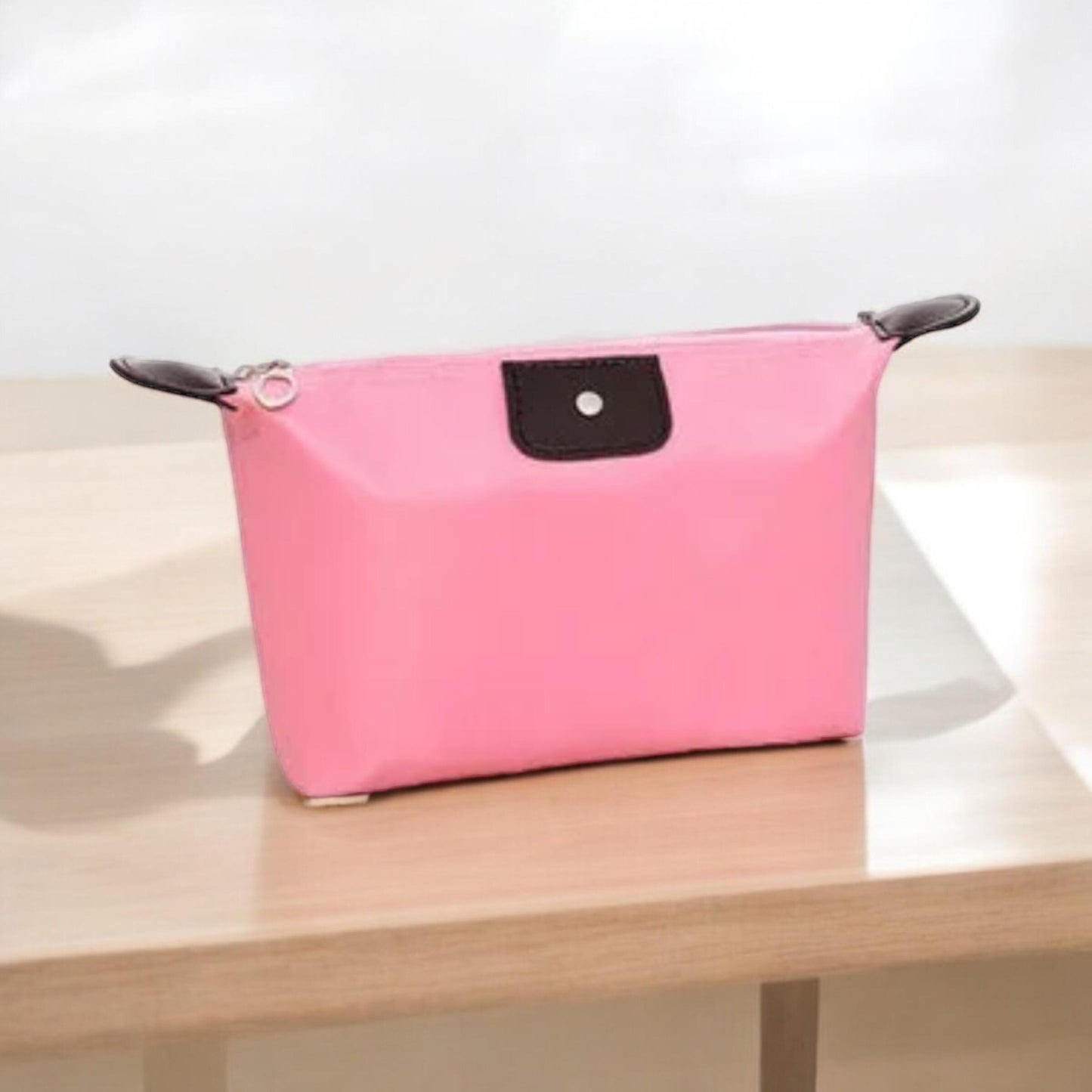 Soft to the touch, this children's pencil case is perfect for storing pens and pencils. Durable, cute, and easy to carry—ideal for school
