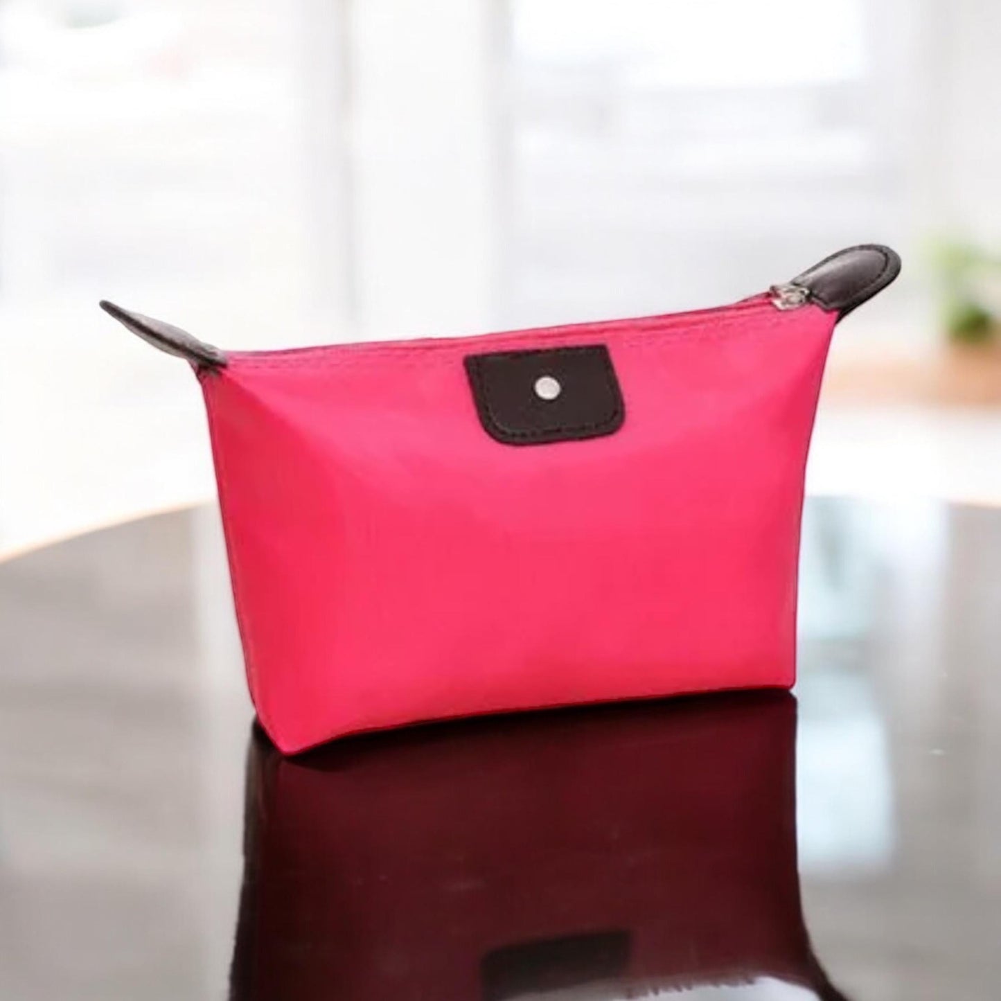 Soft to the touch, this children's pencil case is perfect for storing pens and pencils. Durable, cute, and easy to carry—ideal for school