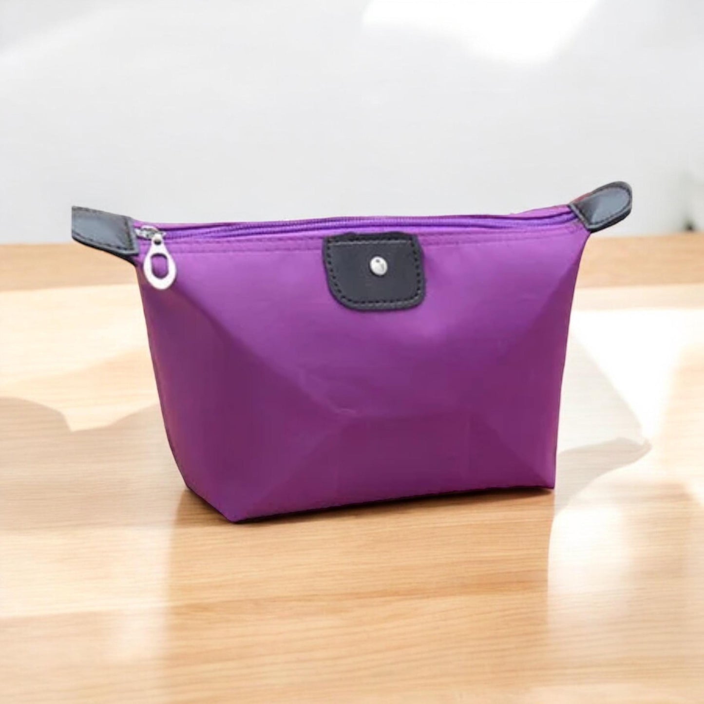 Soft to the touch, this children's pencil case is perfect for storing pens and pencils. Durable, cute, and easy to carry—ideal for school