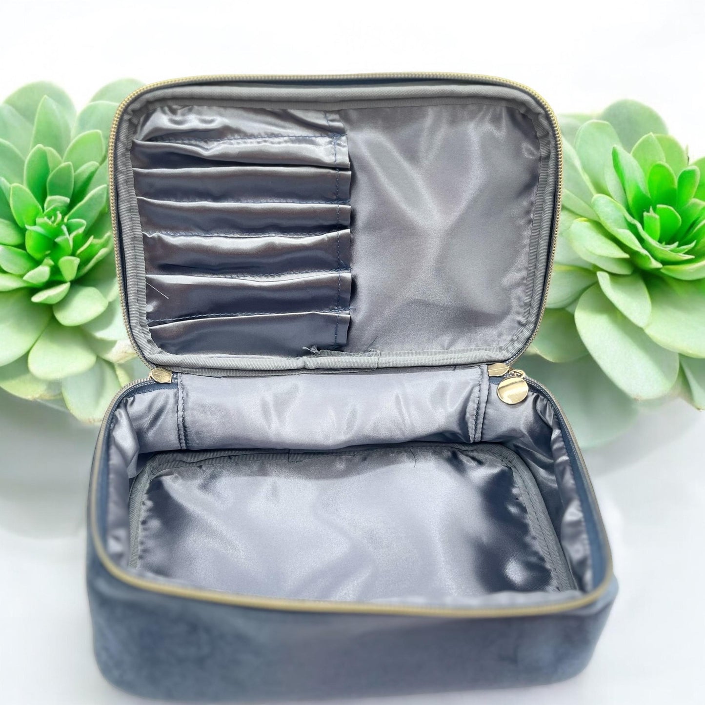 Personalized velvet makeup bag. Custom make up bag, crown rhinestones toiletries bag, honeymoon bag, quinceanera gift, crown gift