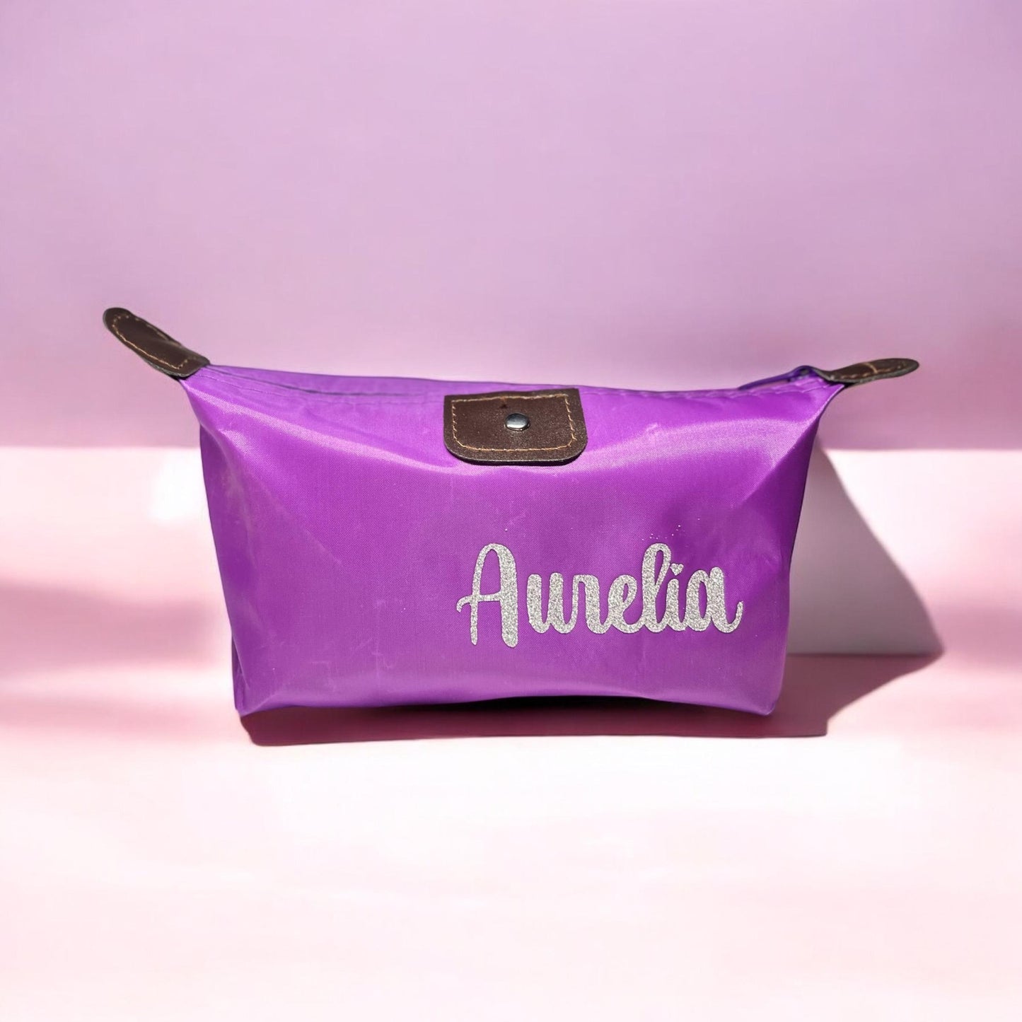 Soft to the touch, this children's pencil case is perfect for storing pens and pencils. Durable, cute, and easy to carry—ideal for school